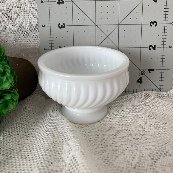 Vintage Avon Milk Glass Vase/Display Dish - Picture 6 of 6